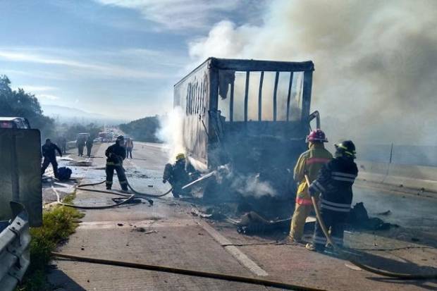 Un lesionado deja el incendio de camión en la autopista México-Puebla