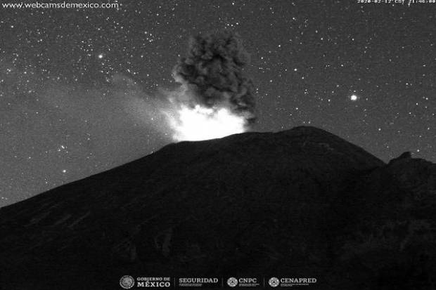 Volcán Popocatépetl emitió incandescencia y columna de ceniza