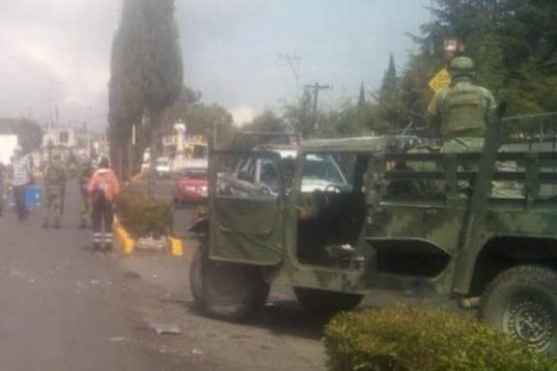 Niña muere en choque de vehículo de SEDENA y combi en Esperanza; vecinos queman unidad militar