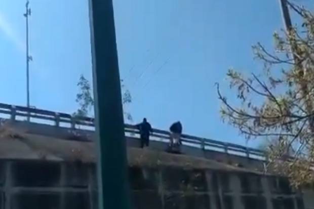 Policías de la SSC evitaron que menor se suicidara en el puente de Los Héroes