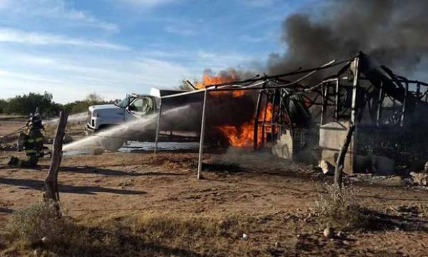 Bodega y pipa de huachicol ardieron en Sonora