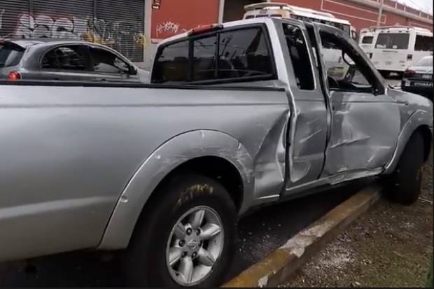 Camioneta cerró el paso a unidad de RUTA en Puebla; un lesionado