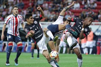 Lobos BUAP se impuso 1-0 a Chivas