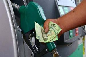 Con AMLO, México alcanza precio máximo histórico de gasolina: $25.50 por litro