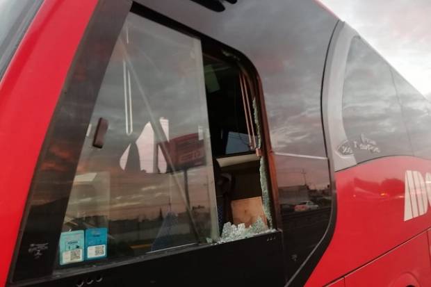 A pedradas detienen camión para asaltar a trabajadores de Audi en la Puebla-Orizaba