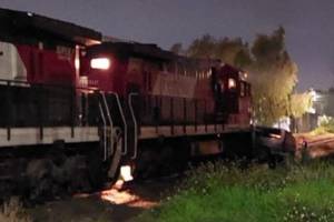 Tren arrolla una camioneta en la Calzada Zaragoza