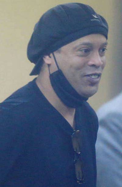 Ronaldinho anuncia que dio positivo a COVID-19