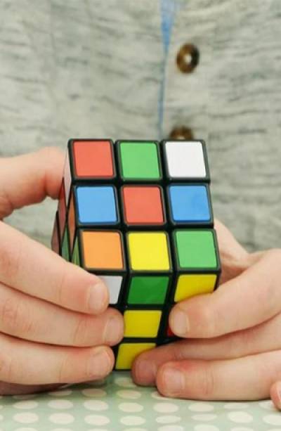 Daniel Salceda, joven poblano, rompe récord de armado del cubo Rubik en Canadá