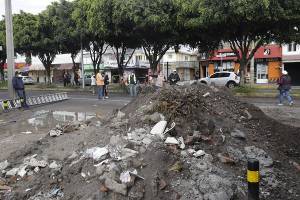 Vecinos de Loma Linda cierran la Avenida 14 Sur; exigen a Claudia Rivera concluir pavimentación