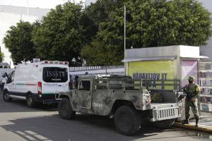 Ejército resguarda el ISSSTE Puebla para iniciar vacunación contra COVID