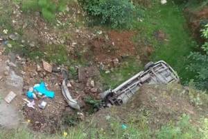 Vehículo cae a socavón reportado en carretera Zacapoaxtla-Tetela desde 2020