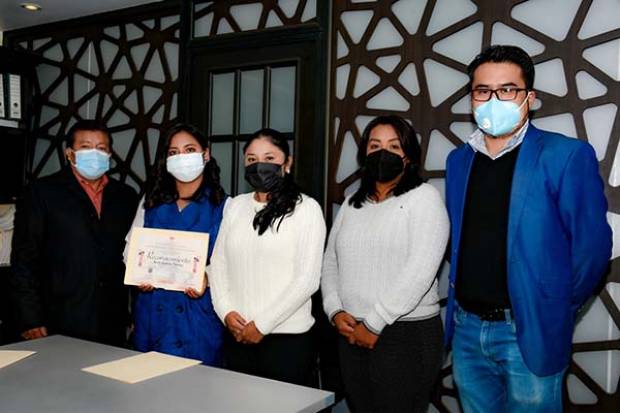 Ayuntamiento de Cuautlancingo premia a ganadores de concursos de ofrendas y calaveritas literarias