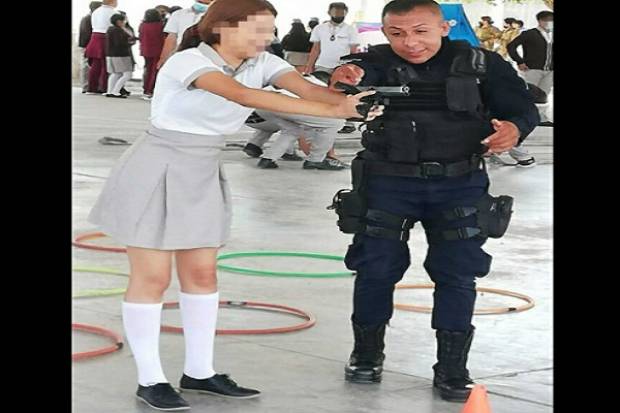 Policías de Guanajuato enseñan a estudiantes manejo de armas