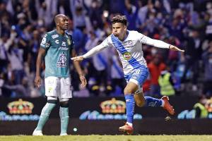 Club Puebla doma al León; gana 2-1 en la ida de los cuartos de final