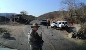 Hombres armados paran vehículo de reporteros en Sinaloa en gira de AMLO; él responde “no pasa nada”