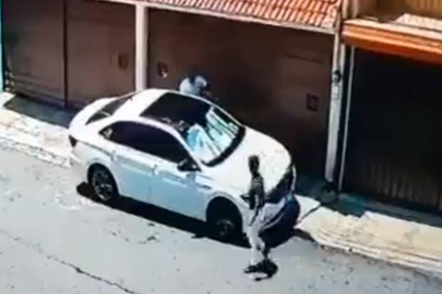 Mujer fue despojada de su vehículo a la puerta de su casa en Bugambilias