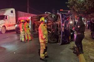 Camión Ruta JBS vuelca tras colisionar contra tráiler en Puebla; seis lesionados