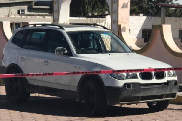 Dejan cadáver de un hombre al interior de una camioneta en Ciudad Serdán