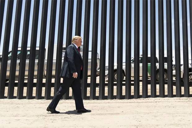 Trump tuitea fotos del muro horas antes de la visita de AMLO a EU