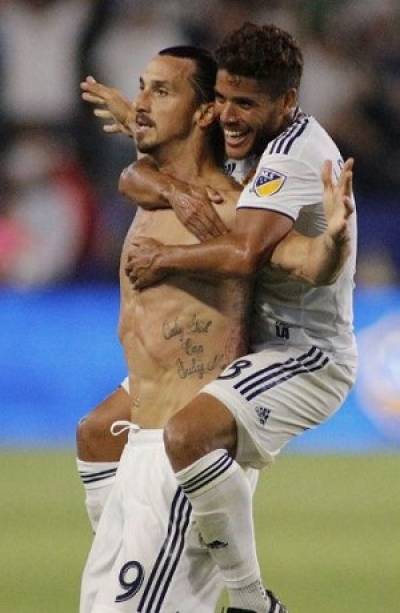 Zlatan Ibrahimovic se queda en el Galaxy un año más