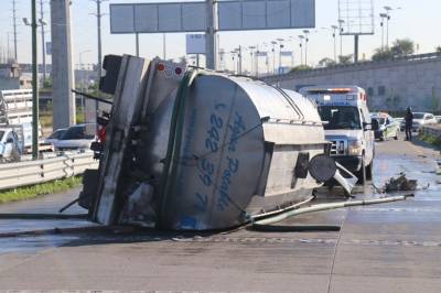 Pipa choca contra auto y se voltea en el Periférico y recta a Cholula