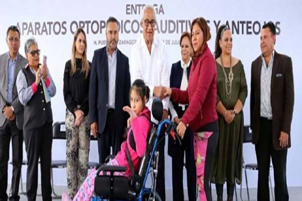 Gobierno de Puebla y Beneficencia Pública entregan apoyos a personas con discapacidad