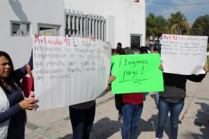 Protestan docentes en la SEP por falta de pago