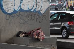 Hallan cadáver de indigente en puente de la autopista México-Puebla