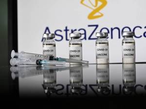AstraZeneca reporta que su vacuna contra COVID es favorable en adultos mayores