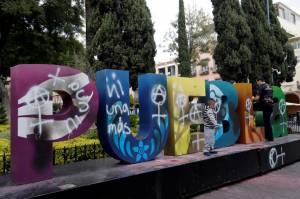 Feministas vandalizan letrero turístico en el zócalo de Puebla