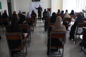 Talibanes prohíben asistencia de mujeres a universidades en Afganistán