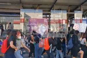 VIDEO: Feministas marchan en Puebla y vandalizan paraderos de RUTA