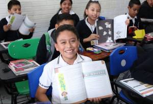 SEP Puebla concluye reparto de libros en secundarias