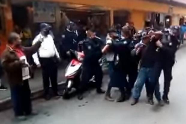VIDEO: Policías de Huauchinango golpean a &quot;peligroso&quot; vendedor por defender a su madre