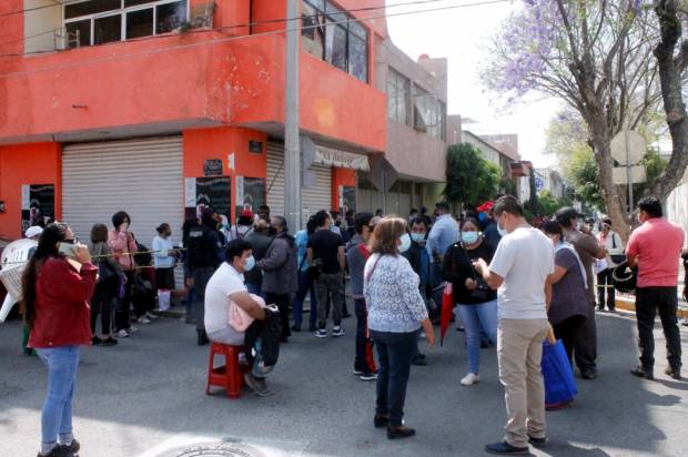 Registran aglomeraciones por turnos para vacuna COVID en Tehuacán