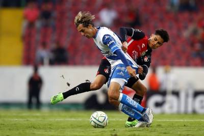 Club Puebla iguala 1-1 ante Atlas con polémico arbitraje