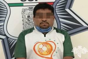 Repartía droga a bordo de su taxi; policía estatal lo detiene en Castillotla