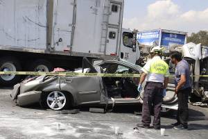 FOTOS: Tráiler aplasta camioneta y mata a una mujer en la autopista México-Puebla