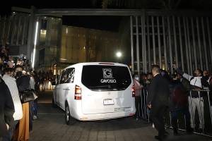 FOTOS: Féretro de Miguel Barbosa Huerta llega a agencia funeraria de Puebla