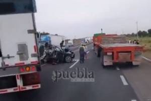 VIDEO: Dos muertos deja colisión de vehículo y tráiler en la autopista Puebla-Orizaba
