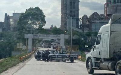 Policía bloquea acceso a planta de Cemex en Cuautinchan por no pagar impuestos