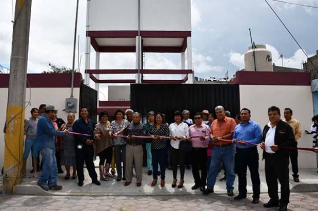 Lupita Daniel apoya la rehabilitación del tanque de almacenamiento en San Cristóbal Tulcingo Oriente, en Cuautlancingo