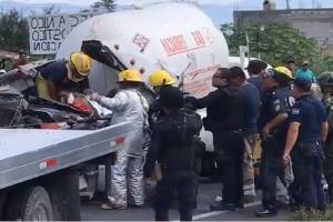 Hombre quedó prensado tras colisión de pipa y camión en Miahuatlán
