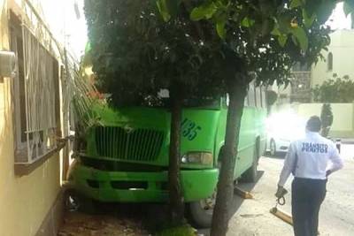 Camión colisionó contra casa y dejó dos personas lesionadas en Puebla