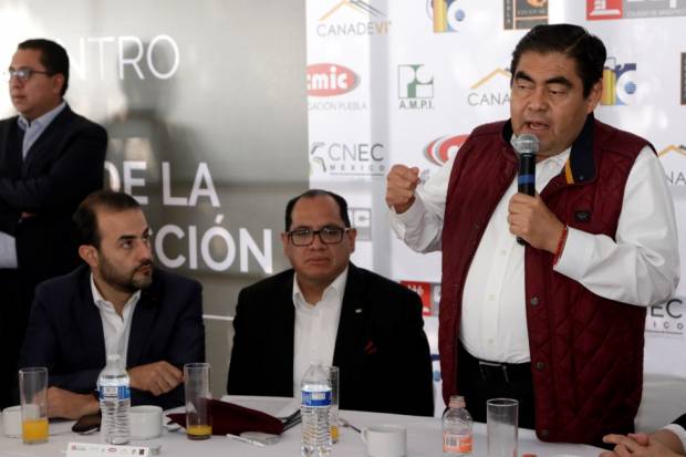 Obra pública será para empresas poblanas, promete Barbosa a CMIC