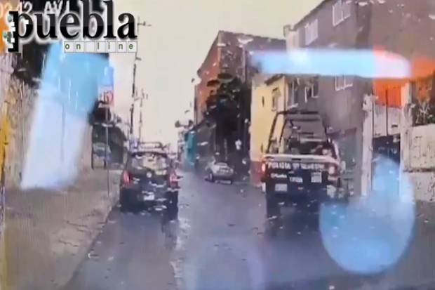 VIDEO: Patrulla de la SCC Puebla derrapa y casi colisiona en la colonia El Carmen