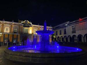 Fuentes de Puebla se iluminan de azul por fiestas navideñas