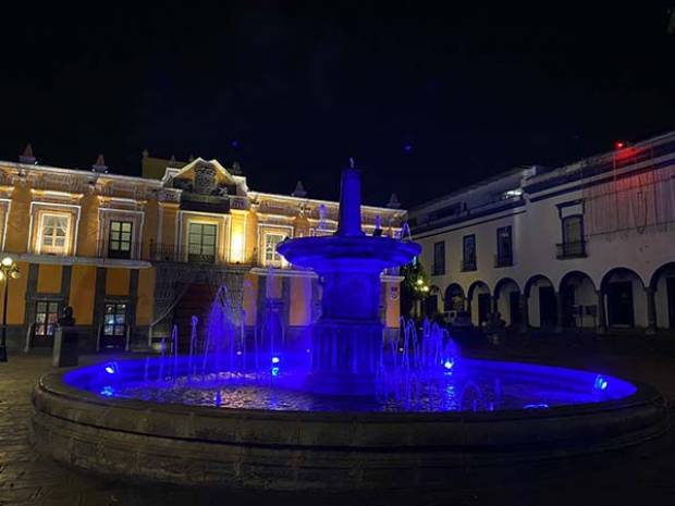 Fuentes de Puebla se iluminan de azul por fiestas navideñas