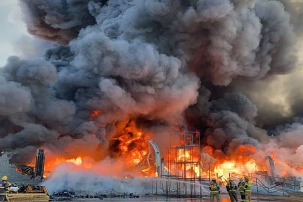 VIDEO: Desalojan a más de 100 personas por incendio en fábrica de Nuevo León