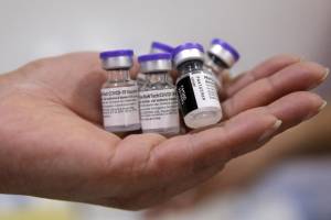 EU da aprobación total a vacuna COVID de Pfizer